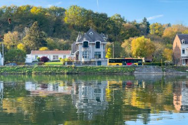 Belçika 'da Meuse Nehri manzaralı tarihi Dinant kasabası manzarası