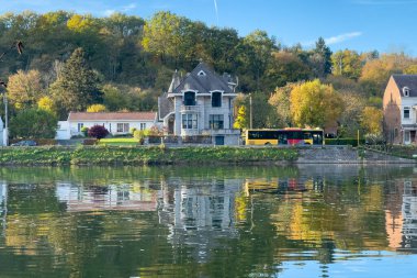 Belçika 'da Meuse Nehri manzaralı tarihi Dinant kasabası manzarası