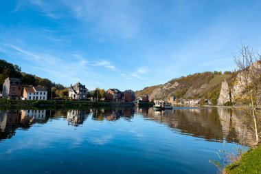 Belçika 'da Meuse Nehri manzaralı tarihi Dinant kasabası manzarası