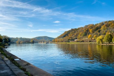 Belçika 'da Meuse Nehri manzaralı tarihi Dinant kasabası manzarası