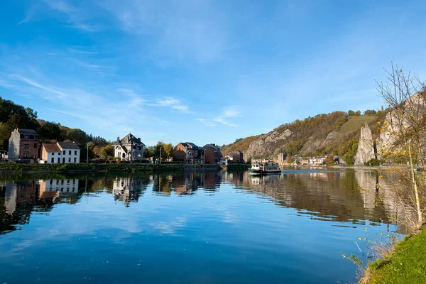 Belçika 'da Meuse Nehri manzaralı tarihi Dinant kasabası manzarası