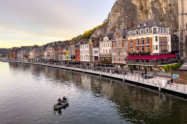 Belçika 'da Meuse Nehri manzaralı tarihi Dinant kasabası manzarası