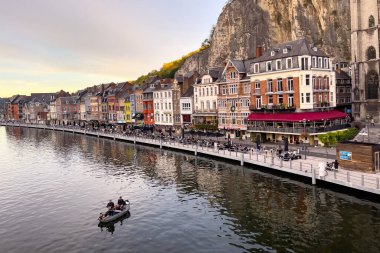 Belçika 'da Meuse Nehri manzaralı tarihi Dinant kasabası manzarası