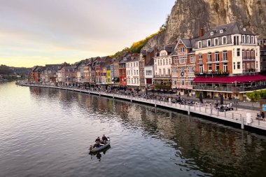 Belçika 'da Meuse Nehri manzaralı tarihi Dinant kasabası manzarası