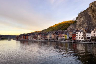 Belçika 'da Meuse Nehri manzaralı tarihi Dinant kasabası manzarası