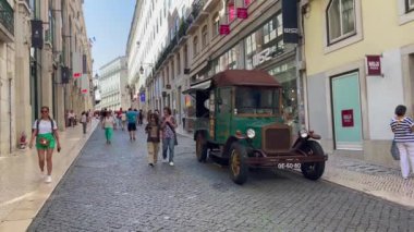Lizbon 'da turistik turlar için kullanılan klasik elektrikli araba.