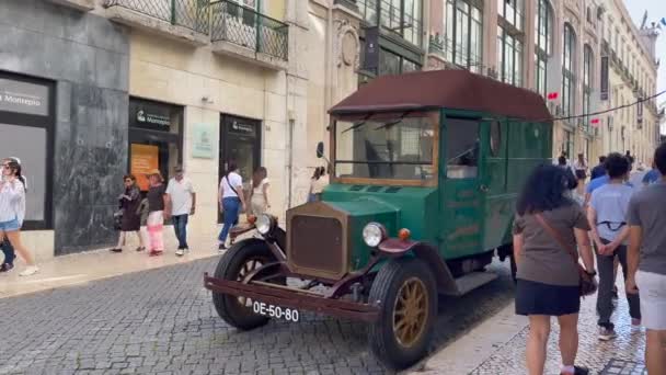 Κλασικό Ηλεκτρικό Αυτοκίνητο Που Χρησιμοποιείται Για Τουριστικές Εκδρομές Στη Λισαβόνα — Αρχείο Βίντεο