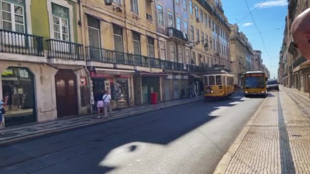 Lizbon Sokaklarından Geçen Eski Bir Tramvayın Yanından Hızla Geçen Şehirlerarası — Stok video