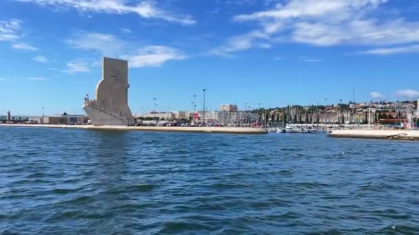Θέα Από Πλοίο Πάνω Από Μνημείο Των Ανακαλύψεων Στη Λισαβόνα — Αρχείο Βίντεο