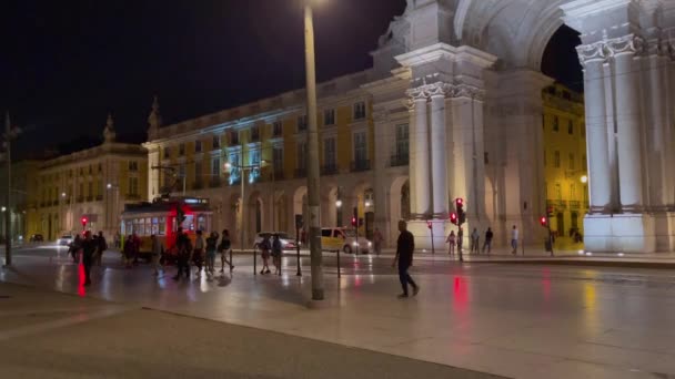 Trens Retro Passando Pelo Arco Triunfal Praca Comercio Lisboa Noite — Vídeo de Stock