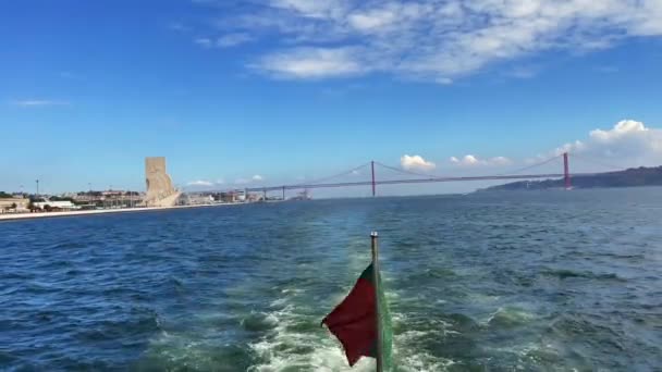 Keşifler Anıtı Nisan Lizbon Daki Köprü Üzerinde Hareket Eden Bir — Stok video