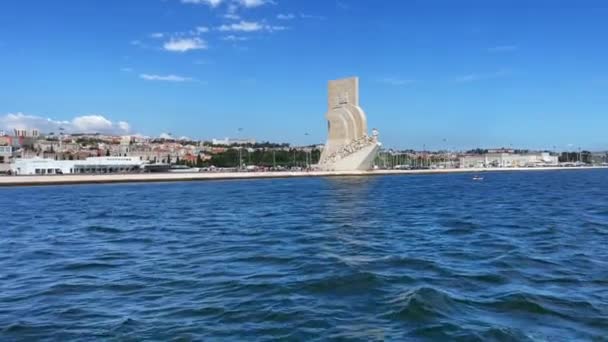 Pemandangan Dari Perahu Feri Atas Monumen Penemuan Lisboa — Stok Video