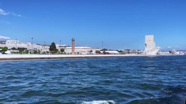 リスボンの発見の記念碑の上のフェリーボートからの眺め — ストック動画