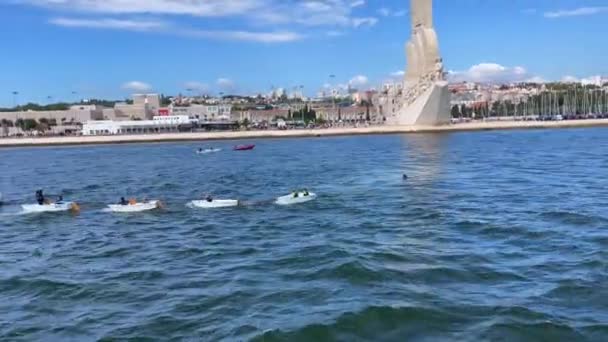 Grupp Barn Små Båtar Som Seglar Floden Tagus Bredvid Monumentet — Stockvideo