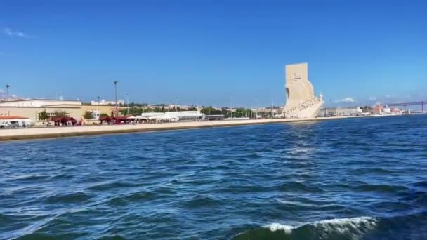 Vista Barco Balsa Sobre Monumento Das Descobertas Lisboa — Vídeo de Stock