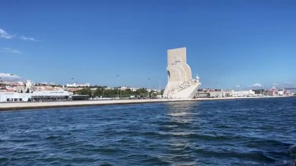 리스본 기념물 위에서 여객선에서 바라본 — 비디오