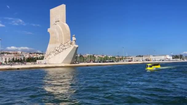 Вид Парома Памятник Открытиям Лиссабоне — стоковое видео
