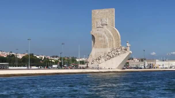 Utsikt Från Färja Båt Över Monument Upptäckter Lissabon — Stockvideo