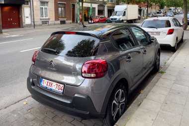 Citroen C3 arabası Brüksel 'de yol kenarına park edilmiş.