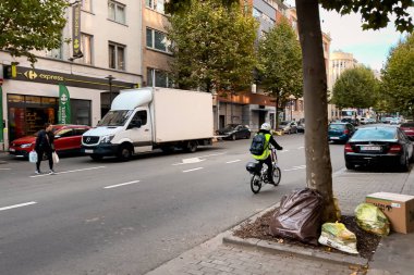 Brüksel 'de kaldırımda bir çöp yığını