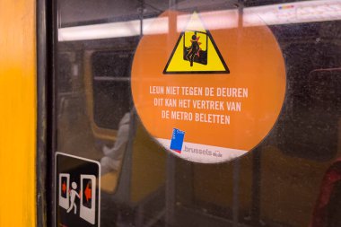 Brüksel 'de kapısı kapalı bir metro treninin görüntüsü