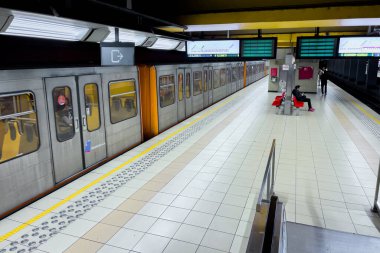 Brüksel 'de bir metro istasyonunda metro treni