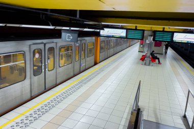 Brüksel 'de bir metro istasyonunda metro treni