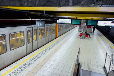Brüksel 'de bir metro istasyonunda metro treni