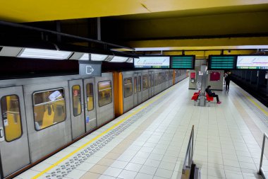 Brüksel 'de bir metro istasyonunda metro treni