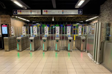 Brüksel 'e giriş işaretleriyle birlikte metro istasyonunda otomatik turnikeler