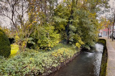 Zoutleeuw 'daki Kleine Gete nehrinin kenarına park etmiş arabalar.