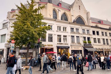 Brüksel sokaklarında yürüyen insanlar
