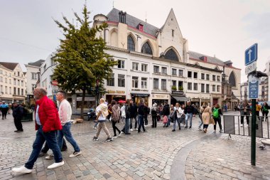 Brüksel sokaklarında yürüyen insanlar
