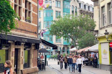 Brüksel sokaklarında yürüyen insanlar