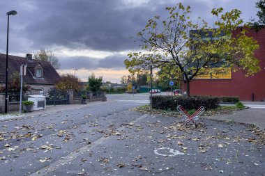 Sonbahar yapraklı tekerlekli sandalye sembollü boş bir park yeri.