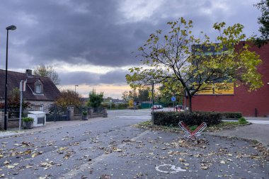 Sonbahar yapraklı tekerlekli sandalye sembollü boş bir park yeri.