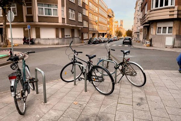 Drei Herkömmliche Fahrräder Auf Einem Fahrradständer Brüssel Verschlossen — Stockfoto
