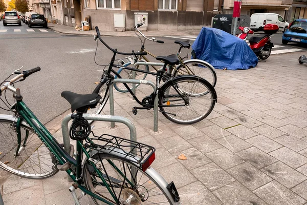 Τρεις Συμβατικές Μοτοσικλέτες Κλειδωμένες Μια Σχάρα Ποδηλάτου Στο Δρόμο Στις — Φωτογραφία Αρχείου