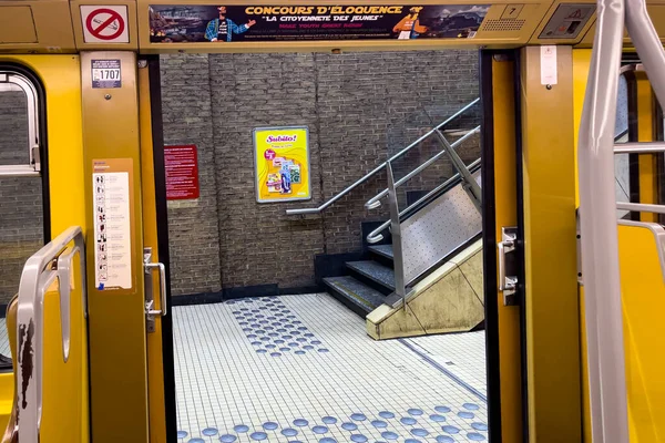 Pohled Vnitřek Vlaku Metra Otevřenými Dveřmi Bruselu — Stock fotografie