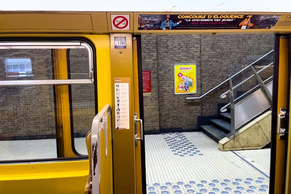 Pohled Vnitřek Vlaku Metra Otevřenými Dveřmi Bruselu — Stock fotografie