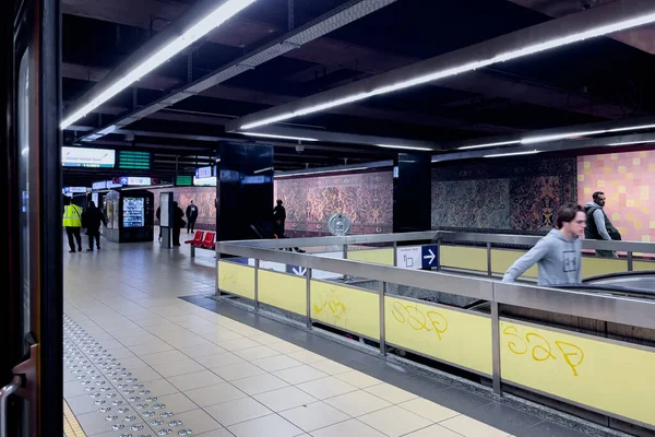 Jen Málo Lidí Uvnitř Stanice Metra Bruselu — Stock fotografie