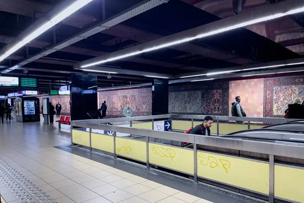Pocas Personas Dentro Una Estación Metro Bruselas — Foto de Stock