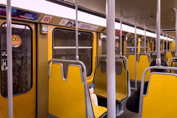 布鲁塞尔的地铁车厢 里面空无一人 — 图库照片