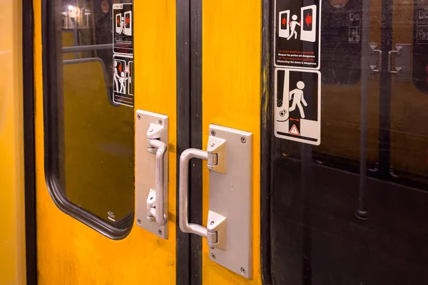 Vista Para Interior Comboio Metro Com Porta Fechada Bruxelas — Fotografia de Stock