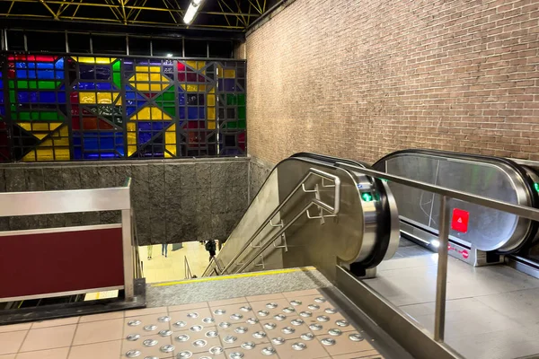 ブリュッセルの地下鉄駅内の金属エスカレーター — ストック写真