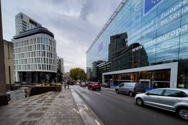Brüksel 'deki Avrupa Komisyonu genel merkezinin yanındaki yolda giden arabalar