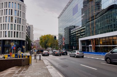 Brüksel 'deki Avrupa Komisyonu genel merkezinin yanındaki yolda giden arabalar