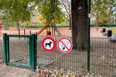 Brüksel 'de halka açık bir parkın çitlerine sigara içilmez ve köpek tabelası asılmaz.