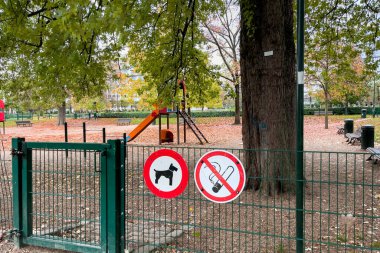 Brüksel 'de halka açık bir parkın çitlerine sigara içilmez ve köpek tabelası asılmaz.