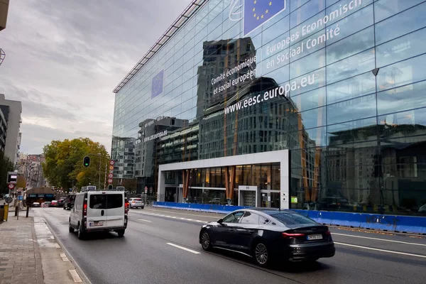 Automóviles Que Circulan Por Carretera Junto Sede Comisión Europea Bruselas —  Fotos de Stock